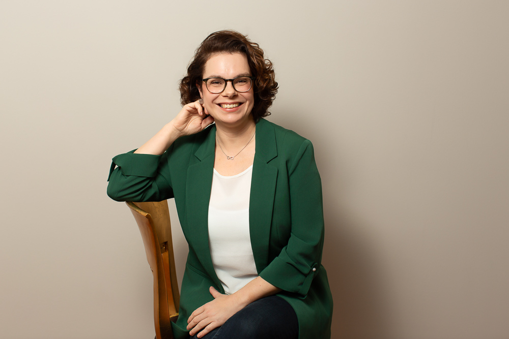 Conny Kirsten sitzt auf einem Stuhl.